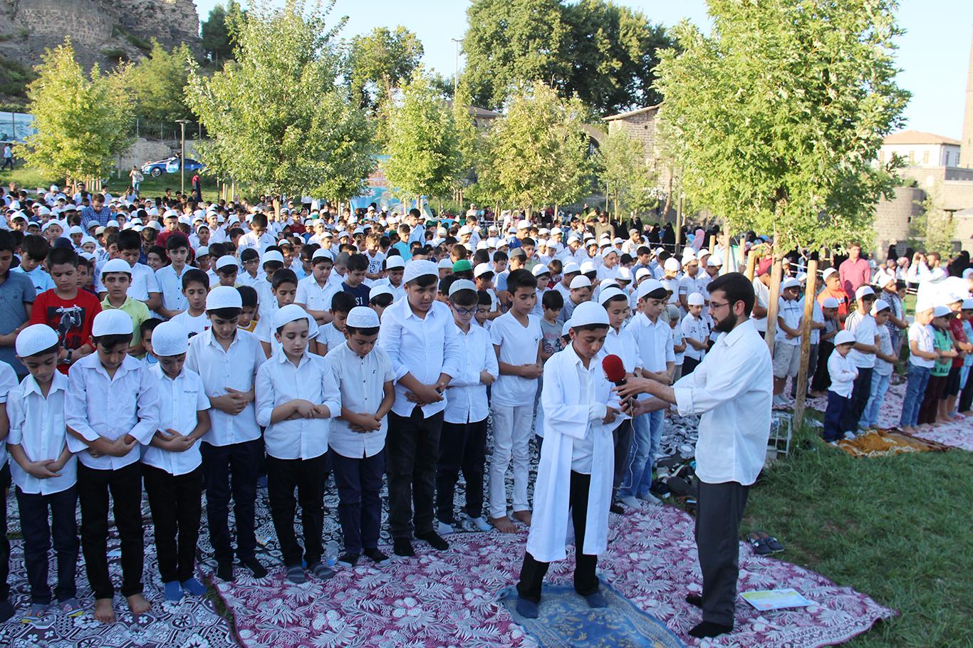 Çocuklardan tarihi mekânda namaz etkinliği